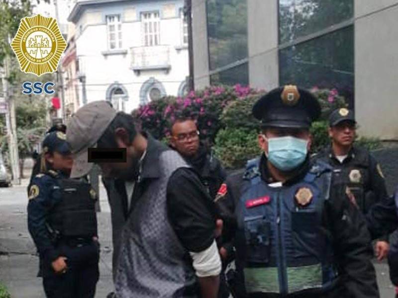 Sorprenden a hombre robando alcantarillas en la alcaldía Cuauhtémoc
