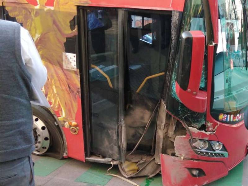 Turibús choca por falla en llanta delantera