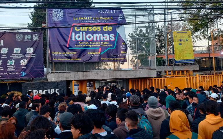 Toman instalaciones de la Prepa 5 de la UNAM 