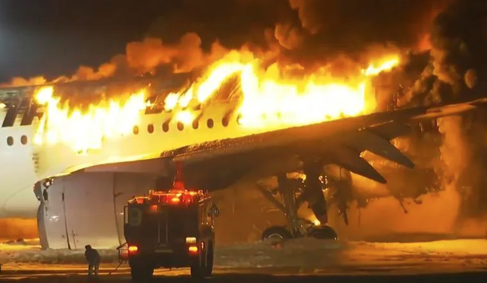Autoridades de Japón investigan incendio de avión con 379 pasajeros a bordo 