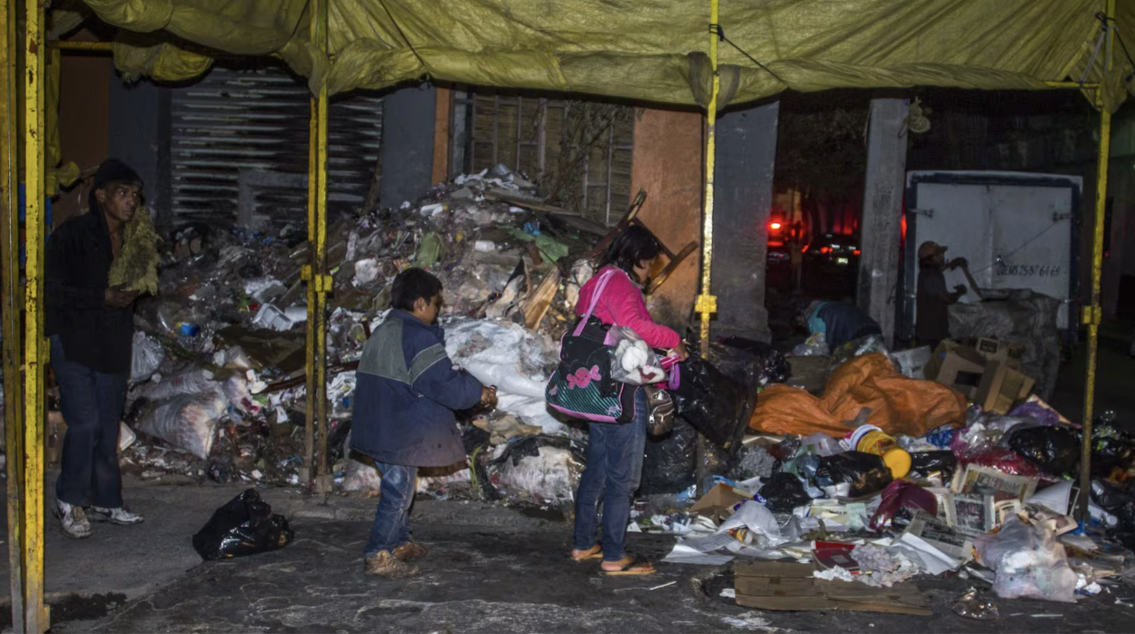 Clara Brugada propone diálogo permanente con tianguistas y mercados para mejorar separación de residuos
