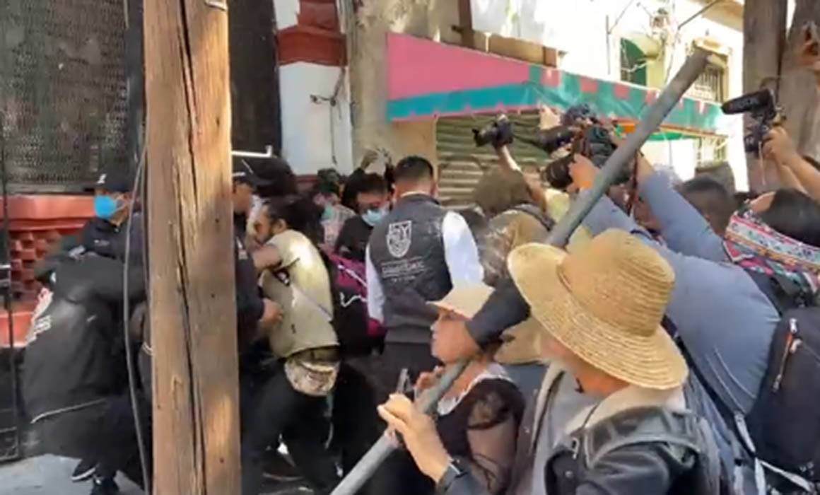 Se enfrentan vecinos y funcionarios de la alcaldía Cuauhtémoc