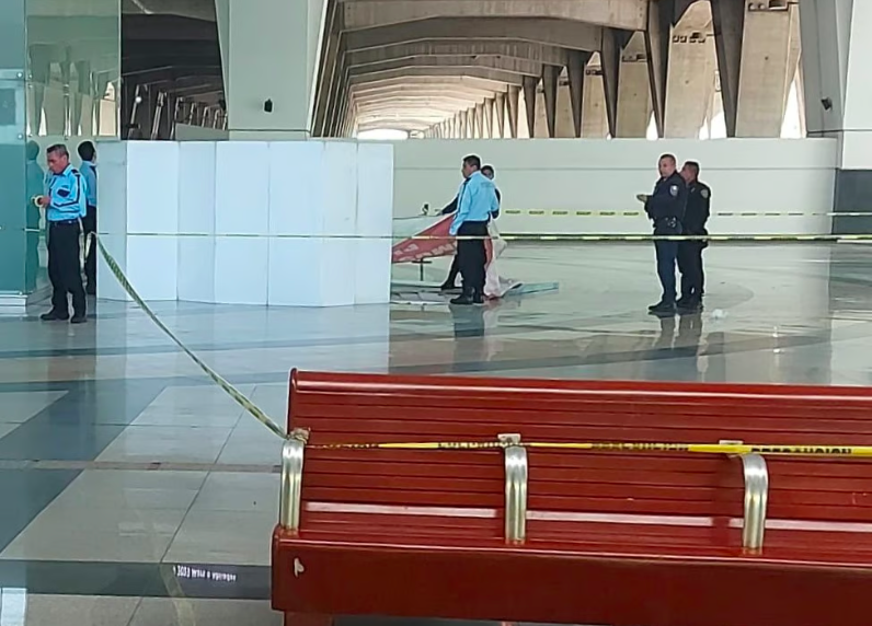 Mujer se lanza desde segundo piso en Fórum Buenavista 