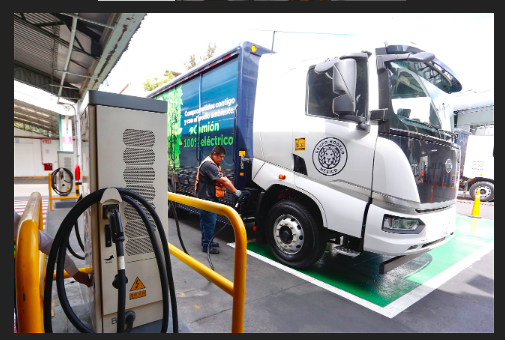 Inauguran en CDMX la primera estación de recarga para camiones eléctricos de carga pesada