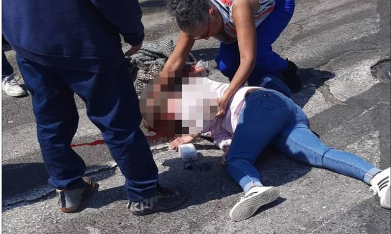 Mujer se lanza de auto en movimiento en CDMX 