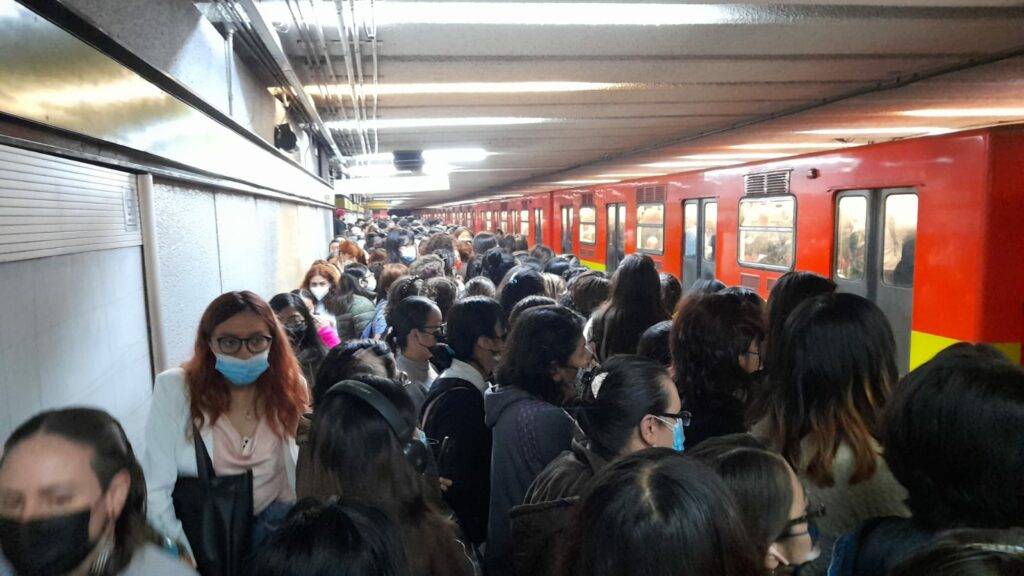 Usuarios reportan retrasos y aglomeraciones en estaciones de la Línea 3 del Metro