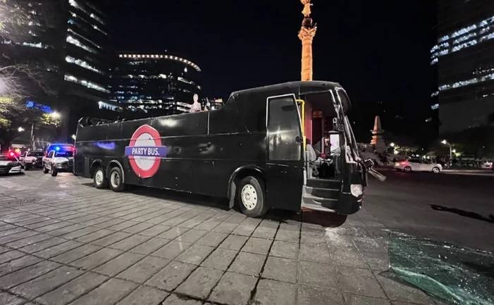 CDMX: Metrobús y Party Bus chocan en Reforma