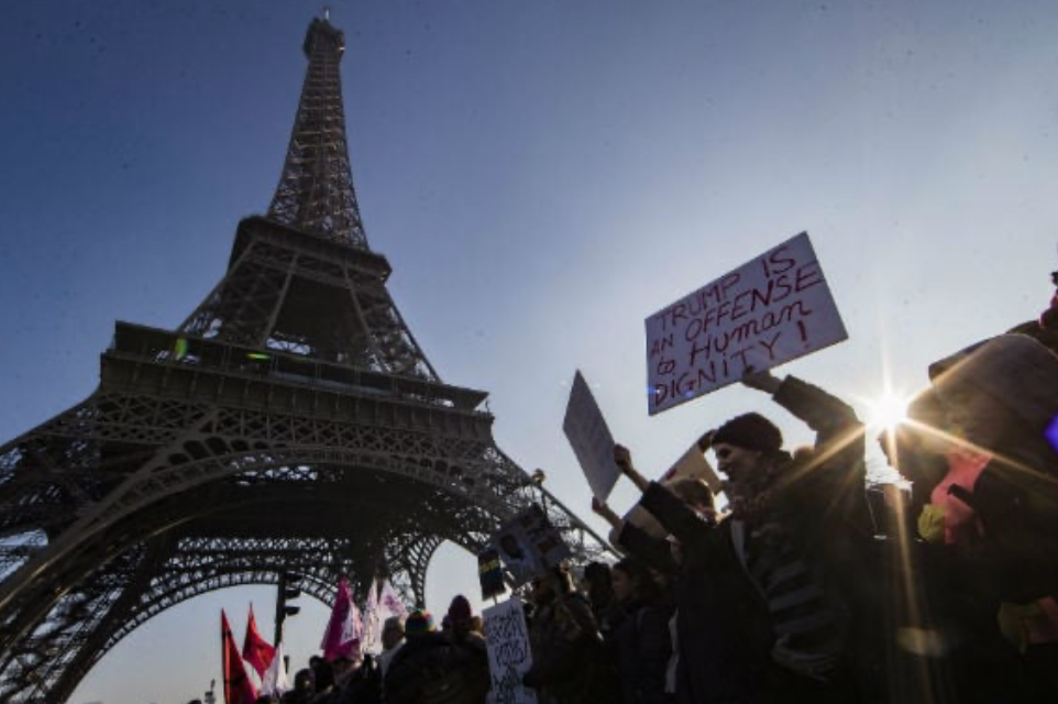 Protesta en la Torre Eiffel: huelga de trabajadores por mal manejo financiero