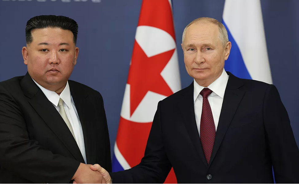 Putin regala un lujoso coche ruso a Kim Jong-un