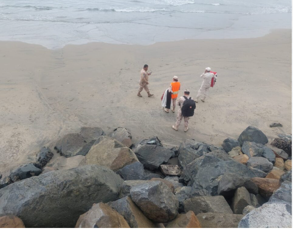 Soldados del ejército mexicano arrastrados por el mar durante prácticas en Playa Corona