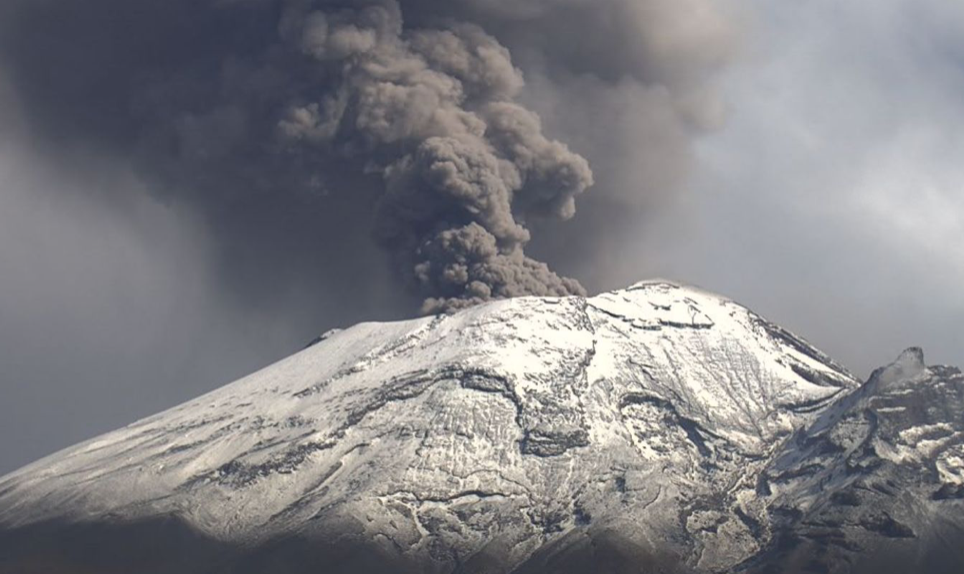 Caída de ceniza del Popocatépetl afecta operaciones aéreas en Puebla