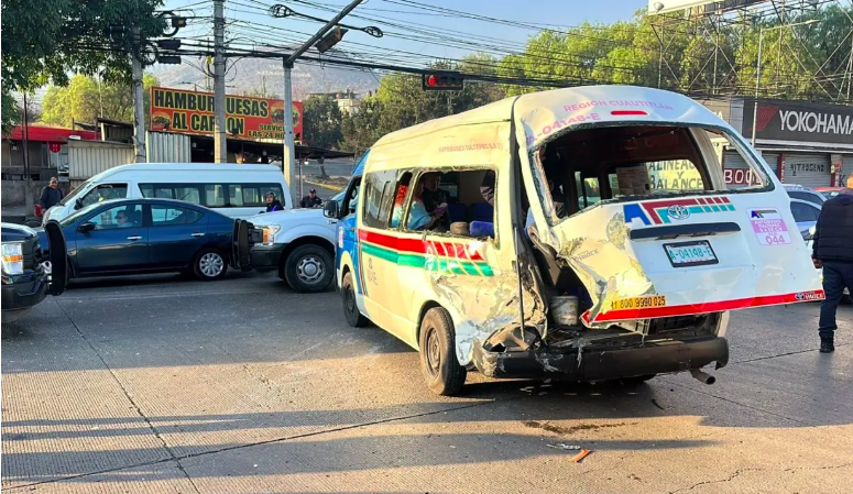 Choque entre tráiler y combi deja varios pasajeros lesionados en Coacalco 