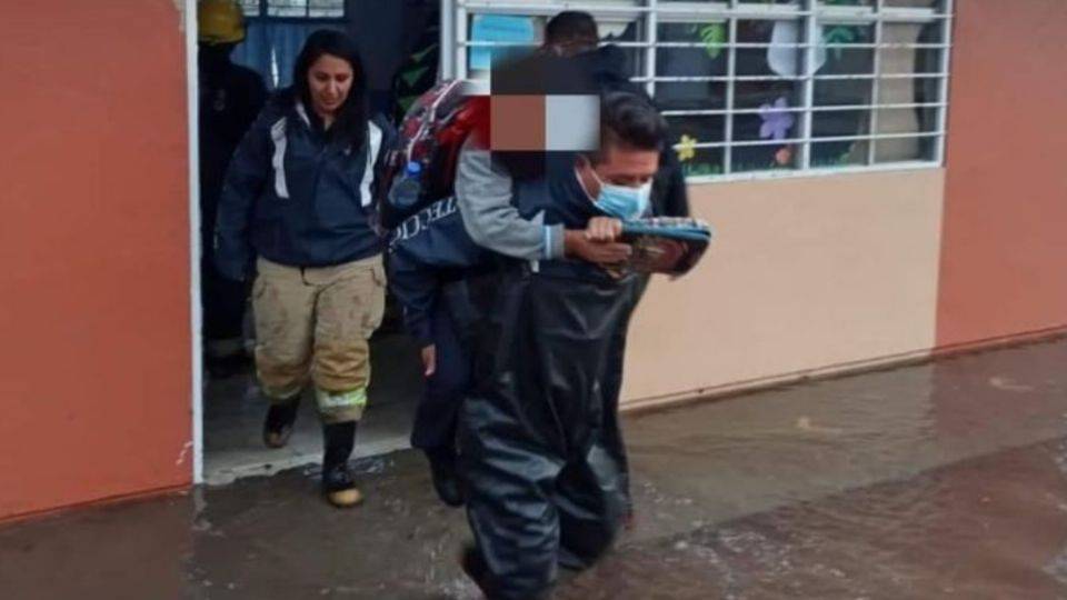 Rescatan a 48 niños de escuela inundada en Pachuca, Hidalgo 