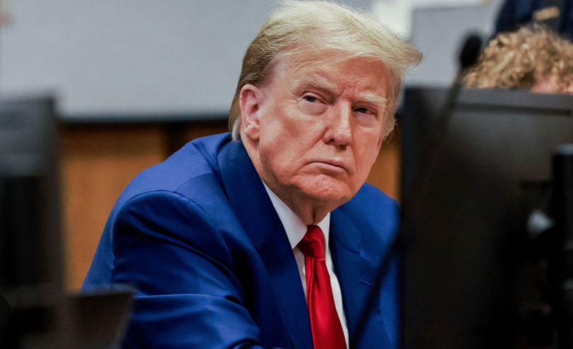 La presencia discreta de Donald Trump en Mar-a-Lago mientras su campaña enfrenta desafíos financieros.