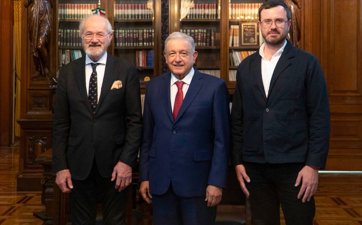 AMLO recibe a Padre y Hermano de Julian Assange