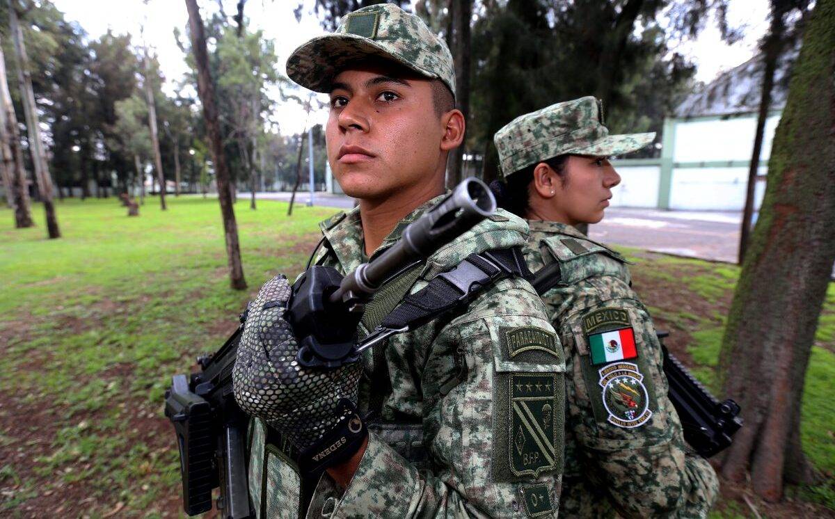 Uniformes militares llegan al mercado negro; no hay responsables
