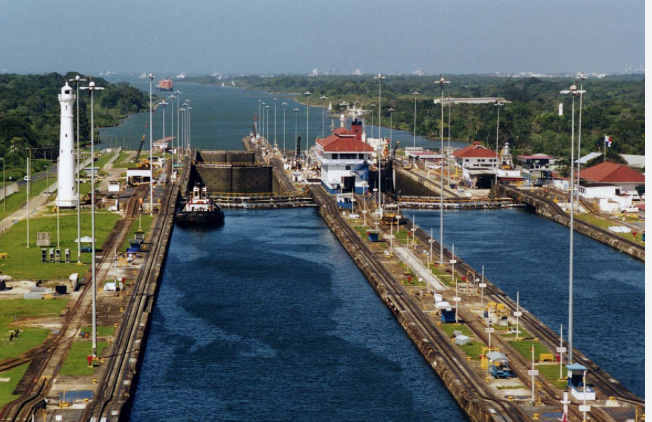 Canal de Panamá prevé normalizar tránsito de buques en 2025