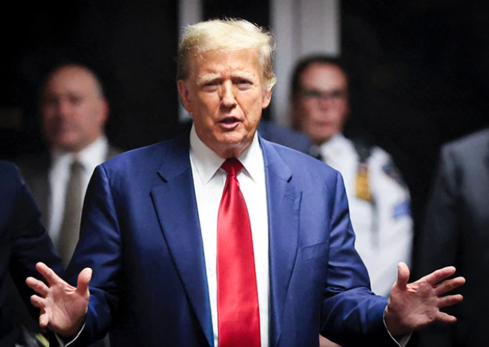 Trump se presenta en la corte para enfrentar juicio penal