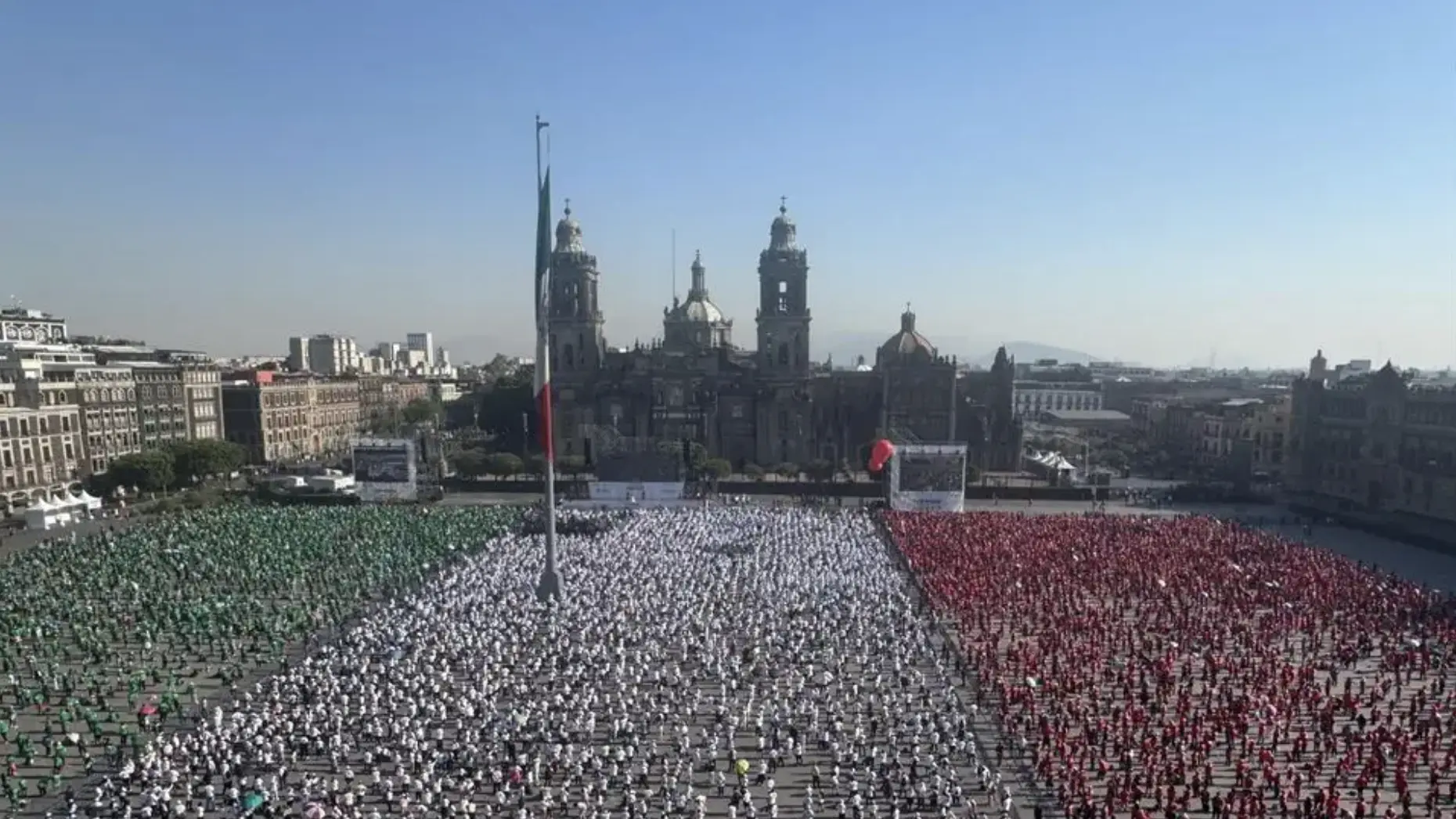 Claudia Sheinbaum encabeza mega clase de box en el Zócalo