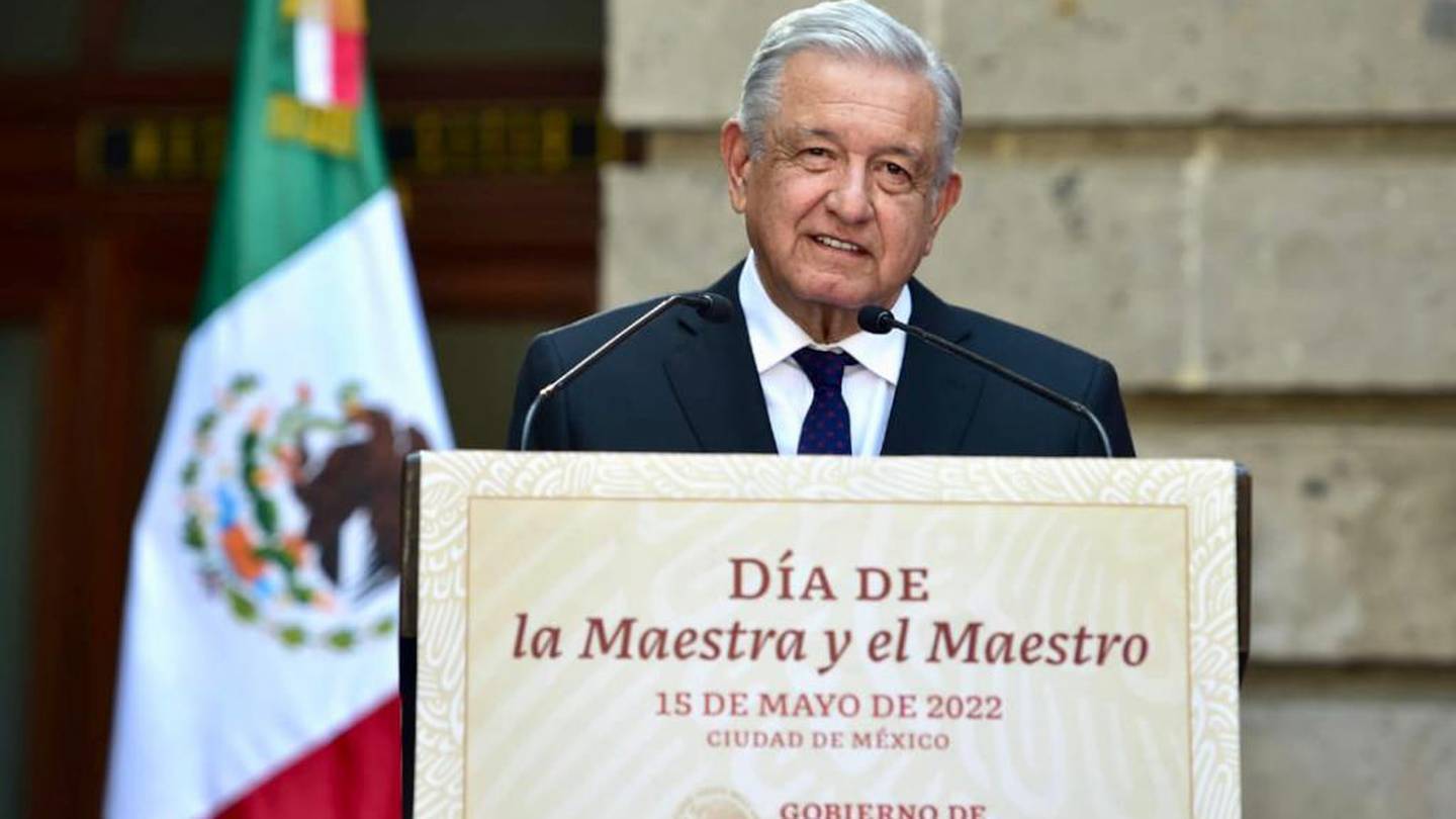 Conferencia de AMLO en el Día del Maestro 