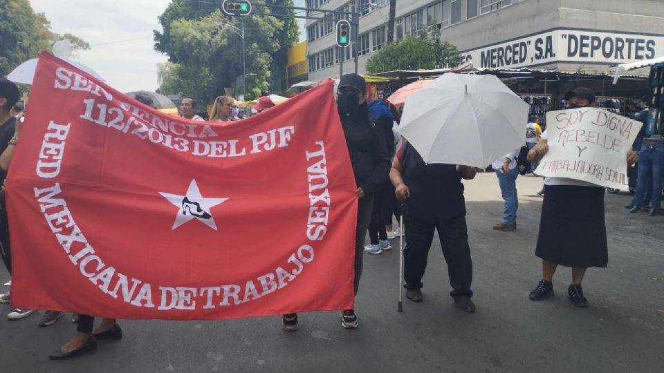 Marchan trabajadores en el Centro de la CDMX este primero de Mayo 