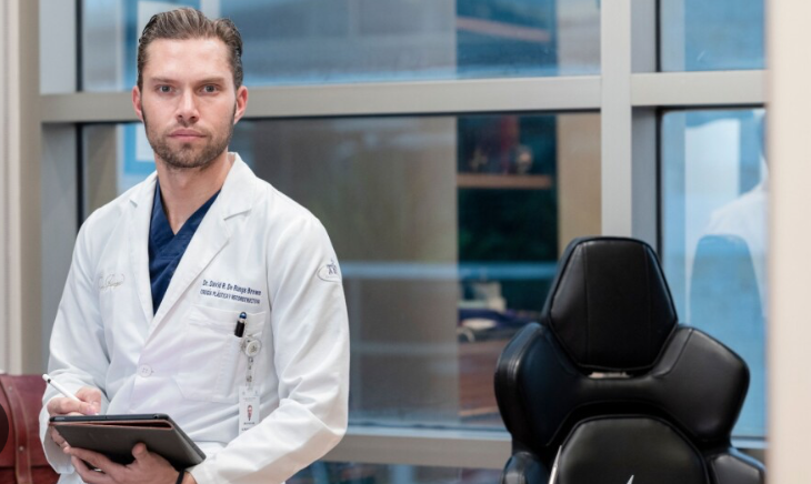 Dr. David De Rungs: cirujano plástico, estético y reconstructivo, experto en cirugía plástica facial y de mamas