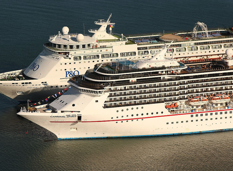 Mujer estadounidense cae de crucero Royal Caribbean y logra ser rescatada 