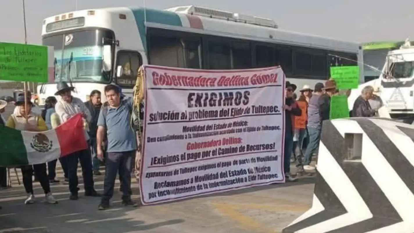 Ejidatarios de Tultepec bloquean Circuito Exterior Mexiquense durante cinco horas para exigir pago de terrenos expropiados