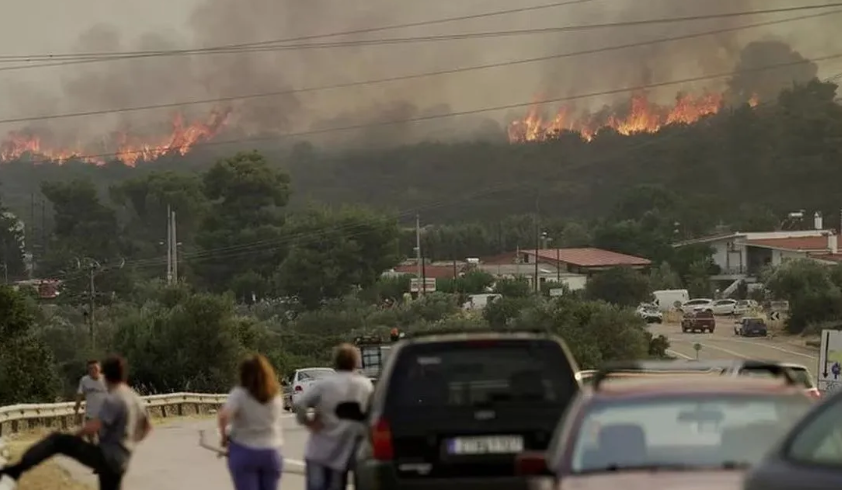 Devastadores incendios azotan Grecia, provocando pérdidas humanas y daños extensos