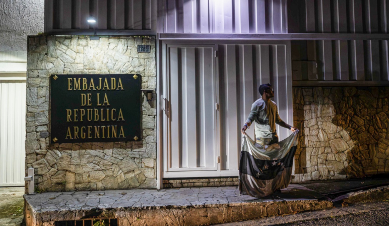 Argentina condena hostigamiento a su Embajada en Venezuela y responsabiliza al Gobierno de Maduro