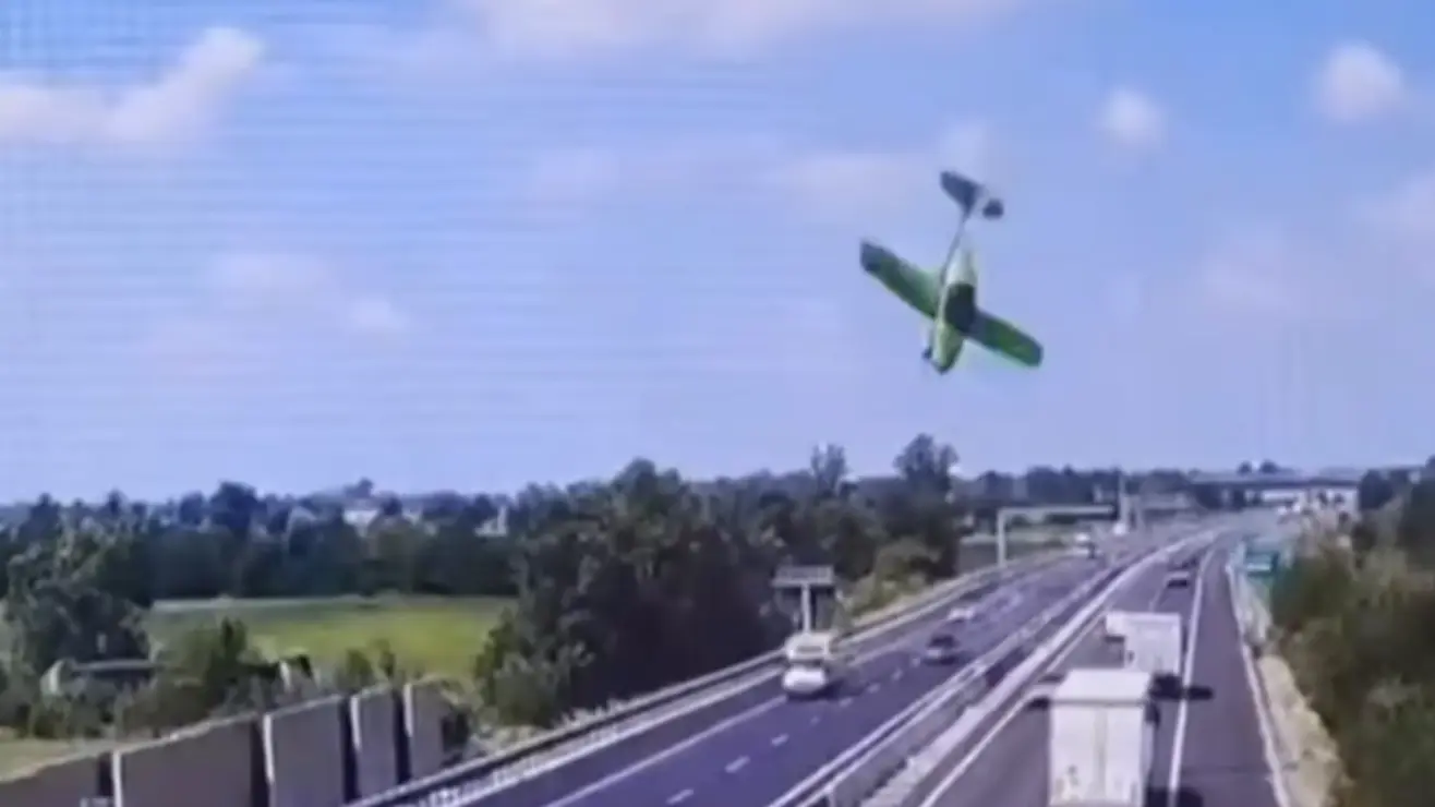 Tragedia en Italia: Avioneta se estrella sobre autopista en Brescia