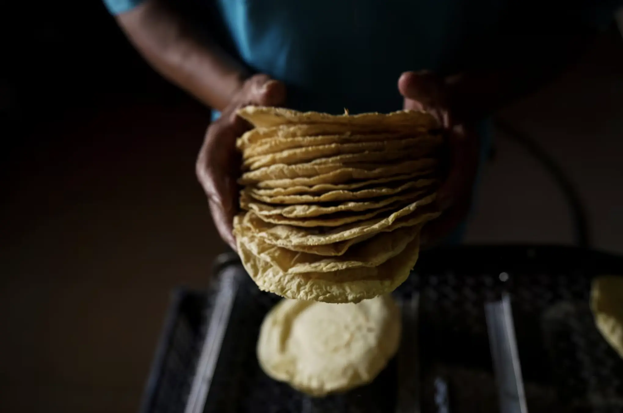 Aumenta el precio de la tortilla en México pese a acuerdo federal; industria argumenta alza de costos