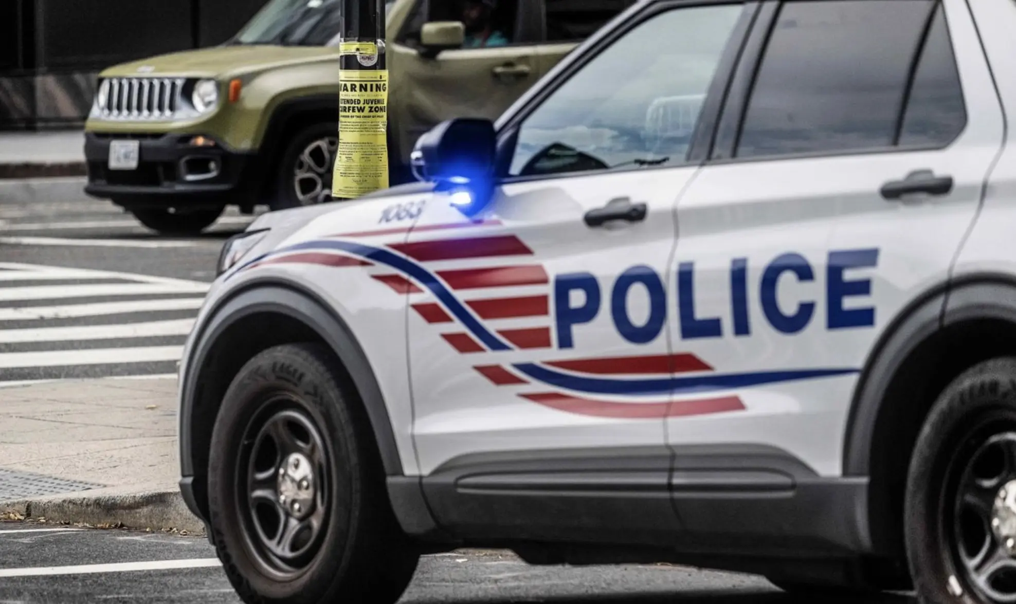 Residentes de DC protestan mientras Casa Blanca anuncia patrullajes federales 24/7