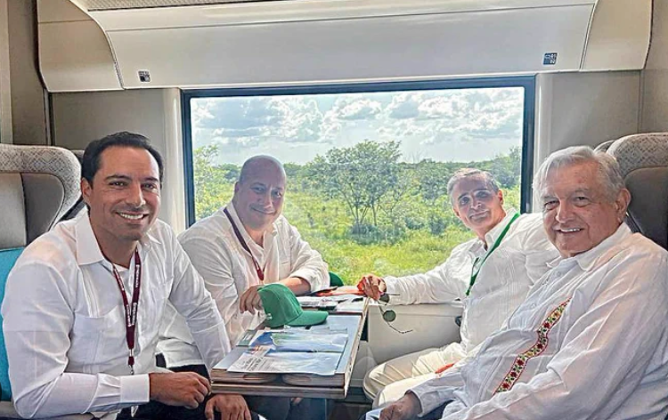 Hombre pide matrimonio frente a AMLO en Chichén Itzá
