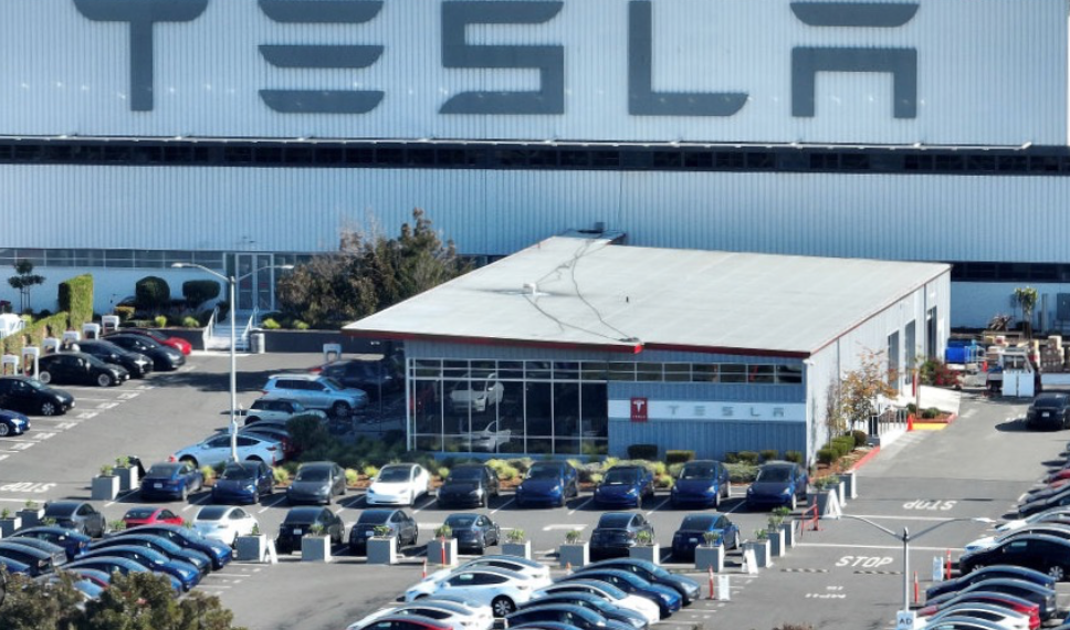 Fábrica de Tesla es acusada de discriminación y racismo en Silicon Valley 