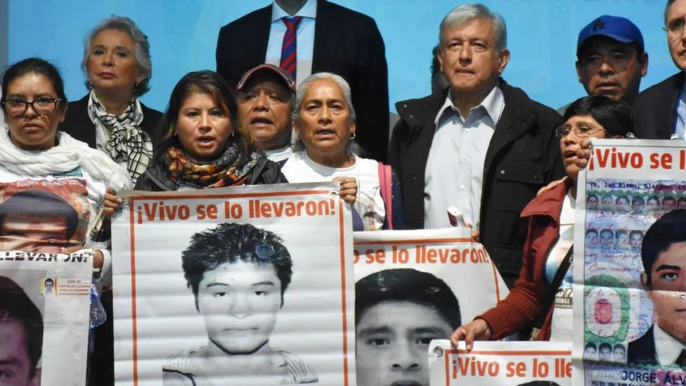 AMLO reconoce poco avance en caso Ayotzinapa tras seis años
