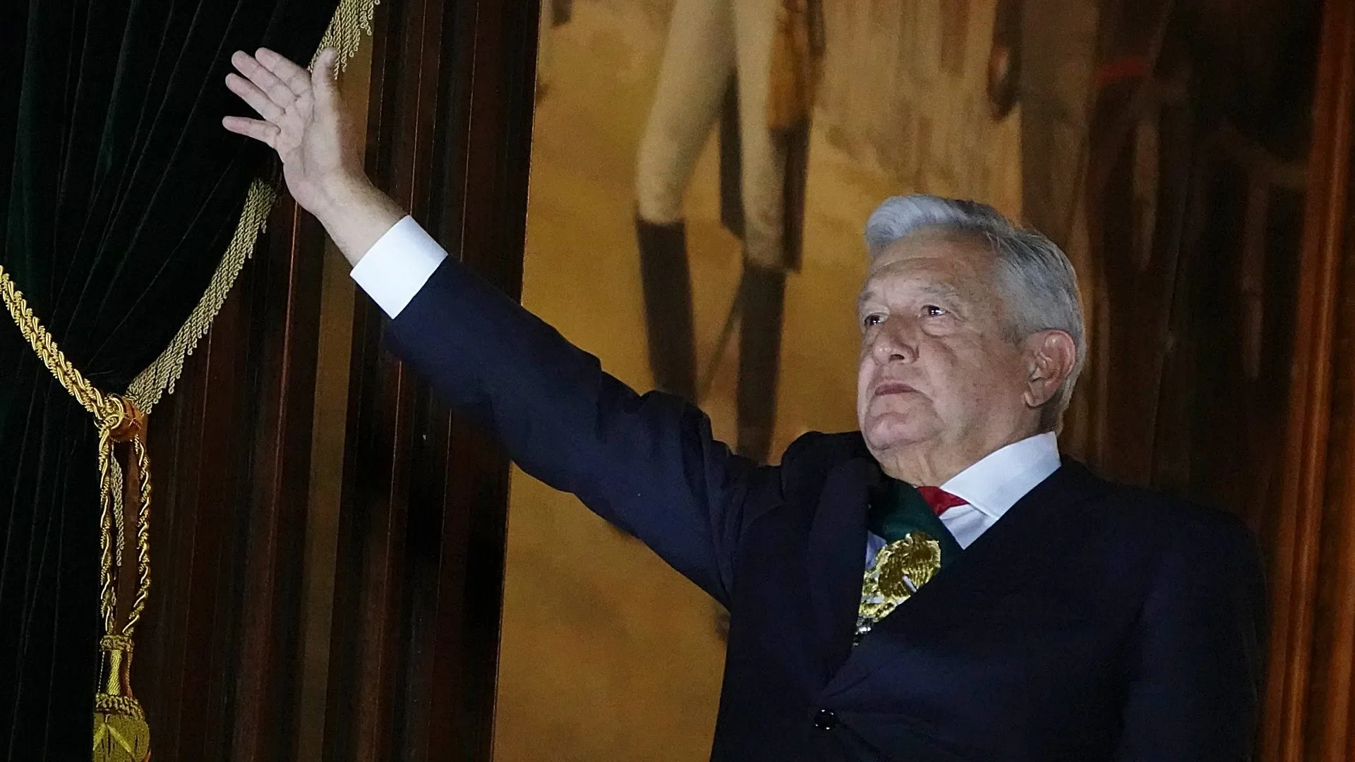 Retrato de López Obrador develado en Palacio Nacional