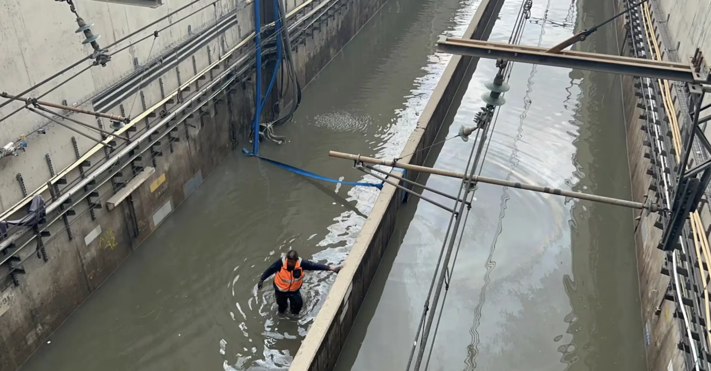 Continúan labores para desalojar agua en Línea A del Metro