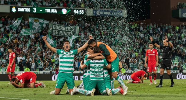 Santos da la sorpresa y remonta ante Toluca en un final de infarto