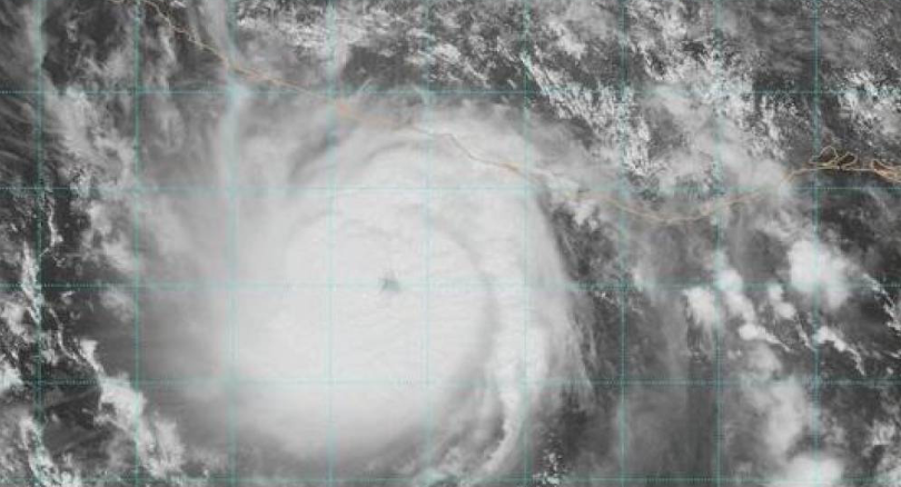 Huracán Otis tocará tierra este miércoles en México 