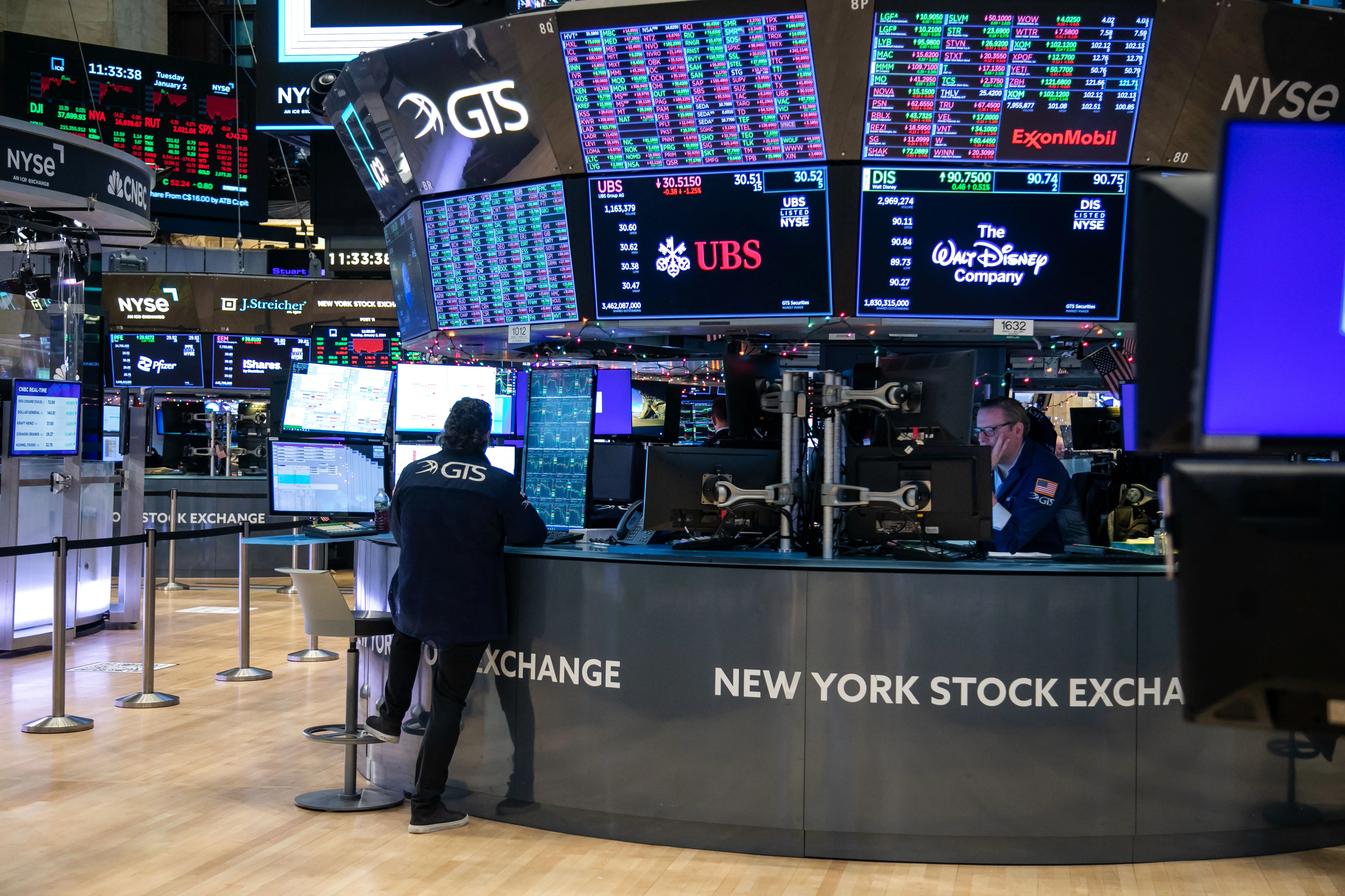 Índices de Wall Street caen ante reportes corporativos y posibles restricciones