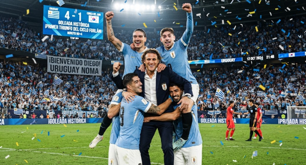 Uruguay golea a Corea del Sur en el primer triunfo del ciclo de Diego Forlán