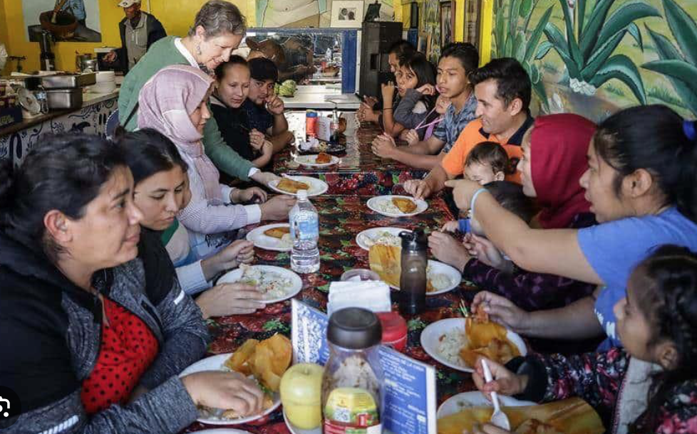 Activistas en Tijuana alimentan a decenas de migrantes por el Día de Acción de Gracias