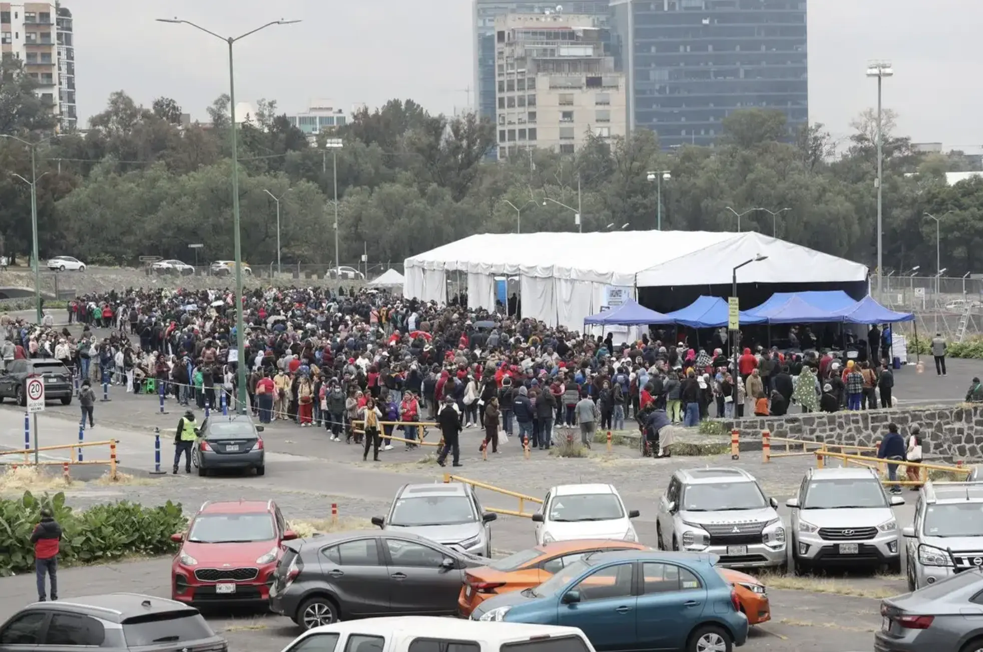 Comienza jornada de vacunación en Ciudad Universitaria con alta afluencia desde primeras horas