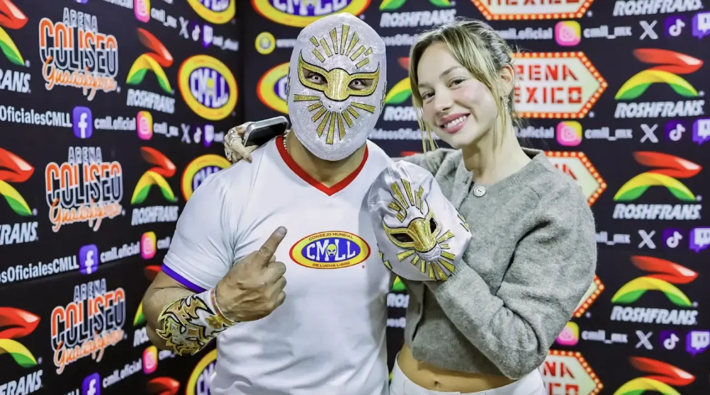 Místico recibe a Ester Expósito en su visita al CMLL
