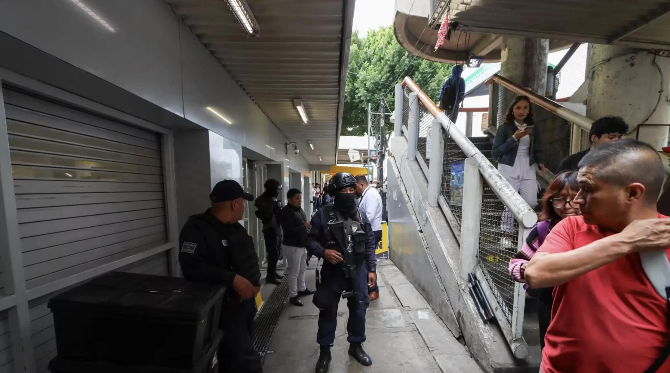 Policía resulta lesionado tras asalto en inmediaciones del Metro Ecatepec