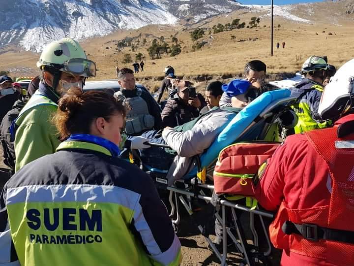 Camioneta de turistas se vuelca en Nevado de Toluca y deja 15 heridos
