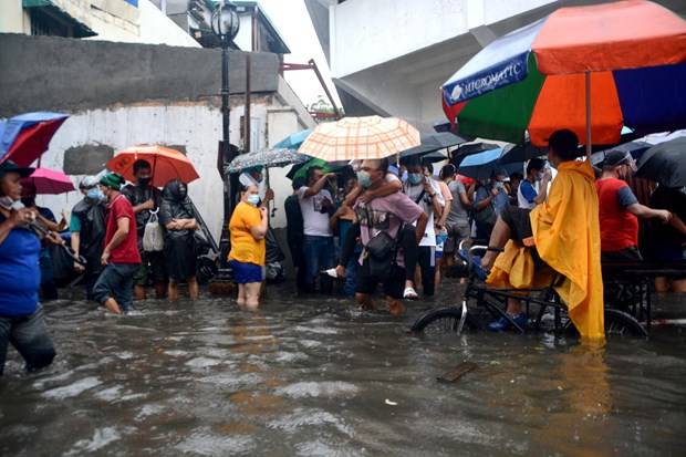 Evacuan a 46 mil 700 personas por inundaciones en Filipinas